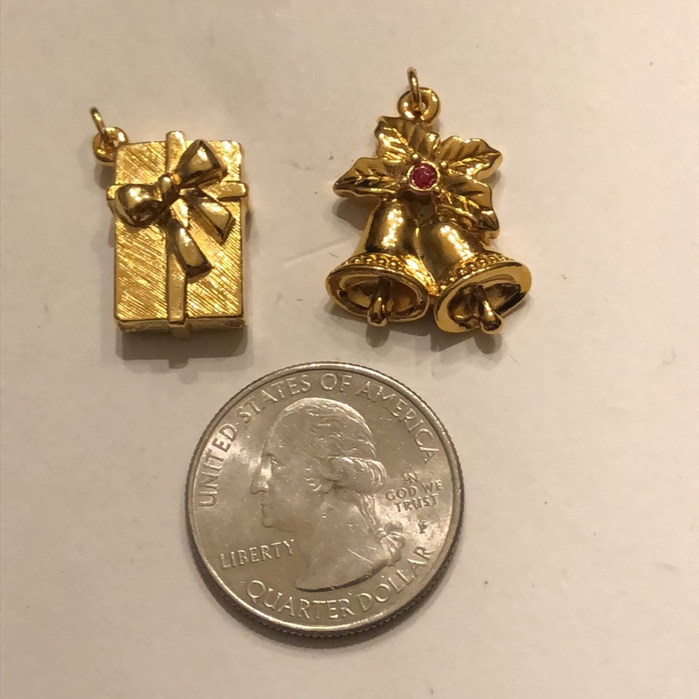 Avon Vintage Tender Moments Gold Tone Charm Present & Christmas Bells - Picture 6 of 7